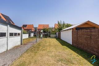 Te koop te Zele!<br />Deze ruime renovatiewoning in Zele biedt heel wat potentieel voor wie op zoek is naar een woning die volledig naar eigen smaak en wensen kan worden afgewerkt. Dankzij de ruime indeling en vijf slaapkamers vormt dit pand een uitstekende opportuniteit voor gezinnen of handige doe-het-zelvers.<br />Via de inkomhal betreedt u de woning en komt u terecht in de ruime leefruimte. Aansluitend bevindt zich de geïnstalleerde keuken met praktische berging en een apart toilet op het gelijkvloers.<br />Op de eerste verdieping vindt u drie slaapkamers en een badkamer voorzien van een douche in zitbad. Via de vaste trap bereikt u de tweede verdieping, waar nog twee mooie slaapkamers aanwezig zijn. De ruime indeling biedt tal van mogelijkheden om een comfortabele gezinswoning te creëren.<br />Buiten beschikt de woning over een noord-oost gerichte tuin met terras, waar u heerlijk kunt genieten van de ochtendzon. Deze buitenruimte vormt de ideale plek om tot rust te komen of gezellige momenten door te brengen met familie en vrienden.<br />Extra troef is de droge kelder!<br />Bent u op zoek naar een woning met veel ruimte en mogelijkheden om deze volledig naar uw eigen smaak te renoveren? Dan is deze woning in Zele zeker een bezoek waard.<br />Interesse in deze woning? Gelieve collega Bernhard te contacteren op 0476 022 089 of bernhard@cornelis-goeman.be
