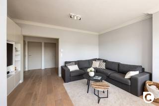 <p><span>Dit comfortabele appartement ligt op de tweede verdieping van een kleinschalig en goed onderhouden gebouw, te vinden in een rustige woonwijk. Het recent-gerenoveerde én geïsoleerde dak zorgen voor een prima EPC score. Het commercieel centrum van Wilrijk is op wandelafstand verwijderd en voor een verdere uitstap zijn snelwegen en invalswegen vlakbij. Wie liever de rust opzoekt zal ongetwijfeld baat hebben bij de omliggende parken. Kortom: een centraal gelegen appartement voor wie een kalme omgeving ook zeker welkom is.</span></p><p><span> </span></p><p><span>Binnenkomen doen we via een praktische inkomhal waar een handige ruimte is om jassen en schoenen op te bergen. Apart toilet is hier ook aanwezig.</span></p><p><span> </span></p><p><span>De woonkamer geniet van een fijne lichtinval met voldoende plaats voor een grote eettafel en een gezellig salon.</span></p><p><span> </span></p><p><span>Aangrenzend ligt de keuken, dewelke is uitgerust met gasvuur, oven en vaatwasser; de koelkast staat apart. De talrijke witte inbouwkasten maken deze uiterst functioneel, de groene accentmuur zorgt voor een frisse uitstraling.</span></p><p><span> </span></p><p><span>Het appartement beschikt over twee slaapkamers. De grootste van de twee is ruim en heeft genoeg plaats voor bed en kleerkast. De tweede slaapkamer wordt vandaag als vestiaire gebruikt, waarbij een muur werd aangekleed met ingemaakte kasten. Verder is hier nog een fijn balkon te vinden.</span></p><p><span> </span></p><p><span>De badkamer werd net opgefrist en is praktisch en onderhoudsvriendelijk Ze omvat een ligbad met douchekop en dubbele lavabo met enkele kasten.</span></p><p><span> </span></p><p><span>Bovenop het appartement is er nog toegang tot een afgescheiden, volledig afgewerkte ruimte die ook nog een mooie oppervlakte kent. Vandaag is hier al een aansluiting voor wasmachine en droogkast te vinden, alsook een warmtepomp die de ruimte verwarmt en koelt. Deze kamer kan perfect gebruikt worden als creatief atelier, bureauruimte of eventueel als derde slaapkamer. Aanvullend geeft deze kamer uit op het platte dak, dat eventueel de mogelijkheid biedt om aan te kleden als een gezellig dakterras.</span></p><p><span> </span></p><p><span>Ten slotte hoort er bij het appartement nog een ruime garagebox. Ook op de oprit ervoor kunnen nog twee auto's geparkeerd staan. De garage is optioneel aan te kopen voor € 25.000.</span></p><p><span> </span></p><p><span>Troeven</span></p><p><span> </span></p><ul><li><span>Rustige buurt, toch centraal gelegen</span></li><li><span>Kleinschalig gebouw, lage gemeenschappelijke kost (€50/M)</span></li><li><span>Geïsoleerd dak</span></li><li><span>Goed EPC</span></li><li><span>Ruime en volledig afgewerkte polyvalente kamer.</span></li><li><span>Grote garagebox</span></li></ul>