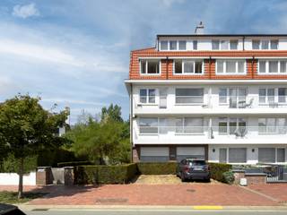 Aan de Bayauxlaan, in de directe nabijheid van het strand, het Rubensplein en de winkelstraten van Knokke, bevindt zich dit uitzonderlijke duplex villa-appartement waar de ruimte van een villa en het gemak van een appartement samenkomen op een van de meest gegeerde locaties aan de kust.<br /><br />De absolute troef is de combinatie van een private voortuin, meerdere zonneterrassen en een prachtige achterliggende tuin die op deze locatie zo goed als onvindbaar is.<br />Het eigendom wordt verkocht op en met een perceel van 370 m² grond (volgens titel - 322 m² grond (volgens kadaster)) in volle eigendom, geen mede-eigendom.<br /><br />Aan straatzijde beschikt het eigendom over twee privatieve parkeerplaatsen en een eigen private toegang.<br /><br />Binnenin bieden de leefruimtes dankzij de zongerichte oriëntatie veel licht en een gevoel van ruimte. Vanuit de inkomhal met gastentoilet bereikt men zowel het lichtrijke salon als het eetgedeelte. De keuken baadt dankzij de vele raampartijen in natuurlijk licht en geniet van een rechtstreekse connectie met de tuin. Vanuit de keuken bereikt men de meerdere ondergrondse kelderbergingen en twee private garageboxen, een absolute zeldzaamheid in Knokke.<br /><br />De bovenverdieping telt vier ruime slaapkamers, waarvan elke twee verbonden worden door een doorlopend terras. Een badkamer met ligbad en douche en een apart toilet vervolledigen dit niveau.<br /><br />Een ruim, licht en rustig duplex villa-appartement op een toplocatie, met uitzonderlijke voorzieningen zoals parkeerplaatsen, garageboxen, een ruime tuin en meerdere terrassen.<br /><br />Voor alle informatie en een bezoek, contacteer Nano via 0471 22 68 18 of info@immonano.be.