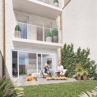 Au rez-de-chaussée du petit projet de construction "Clément", se trouve cet élégant appartement, idéalement situé à courte distance de la plage et du centre de Heist.<br /><br />L'architecture épurée, les grandes baies vitrées et l'aspect frais offrent un environnement de vie moderne et agréable. À l'arrière de la résidence, vous pourrez profiter d'une grande terrasse ensoleillée privative avec un jardin attenant.<br /><br />Cet appartement économe en énergie est entièrement préparé pour l'avenir, équipé d'une pompe à chaleur et de panneaux solaires photovoltaïques qui fournissent de l'énergie verte.<br /><br />Investissez sans souci dans un projet de construction à seulement 200 mètres de la mer.<br /><br />Disposition :<br /><br />- Hall d'entrée.<br />- Toilettes.<br />- Grande buanderie.<br />- Cuisine ouverte avec coin repas attenant.<br />- Salon lumineux avec terrasse ensoleillée privative et jardin attenant.<br />- Grande chambre principale.<br />- Salle de bain.<br />- Deuxième chambre.<br /><br />La disposition de l'appartement peut être adaptée selon vos souhaits en concertation avec le promoteur.<br /><br />Un avantage supplémentaire est le rangement privatif supplémentaire et un local à vélos commun.<br /><br />Livraison prévue à l'automne 2026.<br /><br />Intéressé(e) ? Contactez-nous, nous serons heureux de vous accueillir au bureau.