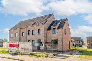 <h1>Exclusieve nieuwbouwwoning met zuidgerichte tuin en vrije afwerking</h1>
<p>In de rustige woonomgeving in Beerse bevindt zich deze uitzonderlijke nieuwbouwwoning op een perceel van 585 m². Een eigendom waar ruimte, licht en hedendaags wooncomfort samenkomen en waar u nog mee richting kunt geven aan de uiteindelijke afwerking van uw toekomstige thuis. Met een bewoonbare oppervlakte van maar liefst 284 m², een ruime garage of bijgebouw van 40 m², vier slaapkamers en een afzonderlijk bureau biedt deze woning alle ruimte voor comfortabel gezinsleven, thuiswerk en ontspanning.</p>
<p>De architectuur werd ontworpen met bijzondere aandacht voor licht en leefkwaliteit. De royale leefruimte wordt gekenmerkt door indrukwekkende kamerhoge raampartijen die zorgen voor een overvloed aan natuurlijk daglicht en een prachtige verbinding met de zuidgerichte tuin. Hierdoor ontstaat een open en ruimtelijk gevoel dat in elk seizoen tot zijn recht komt. De huidige foto's geven een tussenfase van de bouwwerken weer. Tegen oplevering zal de woning zich in een verder afgewerkt stadium bevinden, terwijl u als koper nog de mogelijkheid behoudt om belangrijke afwerkingskeuzes zelf te bepalen. De inrichting van de keuken, badkamer, vloeren, binnendeuren en tuinaanleg kan nog naar eigen voorkeur worden ingevuld, zodat uw nieuwe thuis volledig aansluit bij uw smaak, comfortwensen en levensstijl. De vermelde verkoopprijs heeft betrekking op de woning zoals voorzien in het lastenboek. De afwerking van keuken, badkamer en sanitair, vloeren, binnendeuren, tuinaanleg en eventuele persoonlijke meerwerken is niet inbegrepen in de geafficheerde prijs en kan volledig volgens uw wensen worden samengesteld. Ook op technisch vlak werd gekozen voor duurzaamheid en toekomstgericht wonen. Dankzij de combinatie van een warmtepomp, een ventilatiesysteem en hoogwaardige isolatie voldoet deze woning aan de hedendaagse energie-eisen en geniet u van een aangenaam binnenklimaat met een laag energieverbruik.</p>
<h3>Troeven</h3>
<ul>
<li>Perceel van 585 m²</li>
<li>Bewoonbare oppervlakte van 284 m²</li>
<li>Zuidgerichte tuin</li>
<li>Kamerhoge ramen met maximale lichtinval</li>
<li>4 volwaardige slaapkamers</li>
<li>Afzonderlijk bureau of praktijkruimte</li>
<li>Garage/bijgebouw van 40 m²</li>
<li>Vrije keuze in belangrijke afwerkingen</li>
<li>Energiezuinige nieuwbouw met warmtepomp</li>
<li>Vlotte verbinding naar winkels, scholen en invalswegen</li>
</ul>
<p>Een unieke kans voor wie op zoek is naar een ruime gezinswoning met karakter, hedendaags comfort en de mogelijkheid om de afwerking mee vorm te geven volgens eigen smaak en budget.</p>
<p><strong>Plannen, lastenboek, afwerkingsmogelijkheden en prijsinformatie zijn verkrijgbaar op kantoor. (Domestic makelaars) Wij begeleiden u graag bij de realisatie van uw toekomstige droomwoning. Contact Dirk Luyckx 014 61 03 86 of via dl@domestic.be<br /><br />De vermelde verkoopprijs is exclusief btw op de constructiewaarde en exclusief registratierechten op het grondaandeel, evenals de bijhorende notariële akte- en dossierkosten. </strong></p>