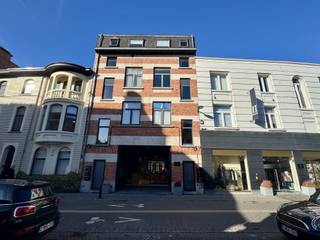 This charming studio is located within walking distance of the Grote Markt of Aalst, in close proximity to stores, public transportation and restaurants.The studio consists of a bright living area with sleeping area, a fully installed kitchen and a bathroom with bathtub and sink unit. In addition, there is also a basement space that can perfectly serve as additional storage space.💰 Rental price: €575/month💡 Consumption: water, gas and electricity separately📅 Availability immediately👤 Suitable for: 1 personAn ideal residence for those who want to live comfortably in the center of Aalst!