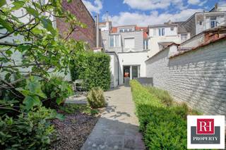 Strategic location, excellent visibility and green surroundings: the ideal premises for developing your business! Ideally located on a...