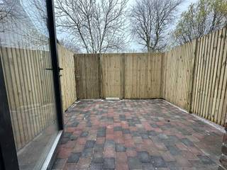 Deze volledig gerenoveerde gelijkvloerse handelsruimte is onmiddellijk beschikbaar en biedt dankzij het nieuwe aluminium raamwerk,...