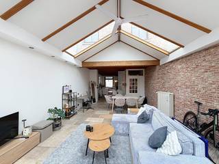 Deze karaktervolle woning biedt een zeldzame combinatie van ruimte en rust in het centrum van Brugge. De lichtrijke woonkamer vloeit naadloos over...