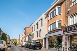 Multifunctioneel handelspand met woon- en werkmogelijkheden op 40 m van de Markt van Roeselare. Op zoek naar een pand met tal van mogelijkheden op een centrale ligging in Roeselare ?<br /><br />Dit multifunctioneel pand in de Manestraat, <strong>op wandelafstand van de Markt en diverse parkeermogelijkheden</strong>, combineert een commerciële ruimte op het gelijkvloers met meerdere verdiepingen die ingericht kunnen worden<strong> als woon- of werkruimte</strong>. Het pand onderging recent een mooie opfrissing en verschillende vernieuwingen, waardoor het een uitstekende basis vormt voor zowel ondernemers als investeerders. Handelsruimte ideaal voor kantoor / shop.<br /><br /><strong><em>Voor eigen gebruik of als uitstekende investering om te verhuren </em></strong><br /><br />De gelijkvloerse handelsruimte van +/- 40m² beschikt over een ruime etalage en biedt tal van commerciële mogelijkheden.<br />Dankzij de indeling en centrale ligging is deze ruimte onder meer geschikt voor: <strong>kapsalon; schoonheidssalon of nagelstudio; koffiebar; kantoor of praktijkruimte; reisbureau; diverse andere handels- of zelfstandige activiteiten.</strong><br />Daarnaast beschikt het pand over een kelder, handig als extra opslagruimte.<br /><br />Boven de handelsruimte bevinden zich nog <strong>drie verdiepingen</strong>, die naar eigen behoefte kunnen worden ingericht.<br /><br />Op de eerste verdieping is er <strong>ruimte voor een leef- of extra werkruimte</strong>, alsook keukenruimte en toilet.<br /><br />De twee bovenliggende verdiepingen bieden bijkomende ruimte die bijvoorbeeld kan worden ingericht met één tot drie slaapkamers, een bureauruimte, hobbyruimte of extra workspace.<br /><br />Hoewel de bovenverdiepingen recent niet als woonruimte werden benut, biedt het pand vandaag een interessante opportuniteit om een combinatie van wonen en werken te realiseren, mits de nodige aanpassingen en conform de geldende voorschriften.<br /><br />Een pand met dubbele troef dankzij de combinatie van een commerciële ruimte en de ruime bovenliggende verdiepingen is dit een bijzonder veelzijdig pand. Ideaal voor wie zijn zaak wil combineren met een eigen woon- of werkplek, maar eveneens interessant als investering met verschillende mogelijke invullingen. Het EPC is gekoppeld aan de handelsruimte.<br /><br />Op de bovenverdiepingen zijn recent vernieuwde ramen aanwezig, voorzien van hoog rendementsglas. Met enkele verdere toevoegingen en aanpassingen kan hier een bijzonder interessante woon- en werkomgeving ontstaan.<br /><br /><strong>In 2021 werden volgende werken uitgevoerd :</strong>
<ul>
	<li>Op de bovenverdiepingen werden de ramen vernieuwd, voorzien van hoog rendementsglas</li>
	<li>Het dak van de bovenste verdieping werd geïsoleerd aan de binnenzijde : Iso comfort 35 160, RD = 4,55 m2 K/W en voorzien van nieuwe Gyproc</li>
	<li>Alle buiten goten werden vernieuwd : aan de binnenkant voorzien van Epdm en buitenkant in PVC</li>
	<li>In 2025 werden uitgevoerd Schilderwerken en reparaties muren nl 1ste 2de 3de verdieping inclusief muren traphall en werden de plafond</li>
	<li>verlichting voorzien van ledlampen</li>
	<li>In 2026 werden linker zijgevel en achtergevelbekleding werd vernieuwd en geïsoleerd (Isolatiedikte 80mm + 25mm R- waarde: 4,35 m²K/W</li>
	<li>En op de beneden verdieping werd de kelder voorzien van een nieuwe trap</li>
</ul>
Met enkele verdere toevoegingen en aanpassingen kan hier een bijzonder interessante woon- en werkomgeving ontstaan.<br /><br /><strong>Troeven op een rij:</strong>

<ul>
	<li>Centrale ligging op 40 m van de Markt van Roeselare</li>
	<li>Goede bereikbaarheid en parkeermogelijkheden in de omgeving</li>
	<li>Handelsruimte van ca. 40 m² met etalage</li>
	<li>Kelder aanwezig</li>
	<li>WONEN &amp; WERKEN in 1 pand !</li>
	<li>+/- 130-150m² bruikbare ruimtes</li>
</ul>
<br />Laat u verrassen door de mogelijkheden die dit verrassend pand  te bieden heeft en plan snel uw bezoek en bel ons op het nummer 051/624040