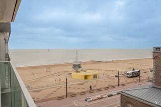 Dit appartement op een absolute toplocatie in Knokke biedt u een uniek frontaal zeezicht en een zonnige leefruimte met terras. Hoewel het...