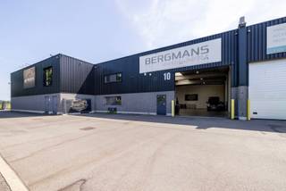 KMO unit van 396m² gelijkvloers en 67m² verdieping.<br />Buiten het je 6 privatieve parkeerplaatsen.<br /><br />Indeling:<br />Gelijkvloers:<br />- Magazijnruimte van 292m² <br />- Sanitaire ruimte<br />- Berging<br />- Kantoorruimte<br />- Leefruimte (woonkamer en keuken)<br /><br />Verdieping:<br />- 2 slaapkamers<br />- badkamer<br />- nachthal<br /><br />Bijzonderheden:<br />- 6 privatieve parkeerplaatsen<br />- Dak voorzien voor zonnepanelen<br />- Vrije plafondhoogte 6,5m<br />- Poort 5mx5m<br />- Stroom 4x32A<br />- Ventilatiesysteem D<br />- Daikin lucht/water warmtepomp <br />- Vloerverwarming en koeling<br />- Alarmsysteem met mistgenerator<br />- Camera met recording<br />- Buitencamera's via VME<br />- Syndicuskost : 100€/maand<br />- Regenwaterput 10,000l<br />- Gas/Telenet/Proximus aanwezig