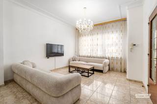 Op zoek naar een ruime gezinswoning met veel licht, comfortabele leefruimtes en een uitstekende ligging? Deze karaktervolle woning combineert een aangename indeling met maar liefst vijf slaapkamers, twee badkamers en een ruime binnenkoer die tal van mogelijkheden biedt.<br /><br />Met een oppervlakte van ongeveer 150 m² bestaat deze woning op het gelijkvloers uit een toilet en een ruime inkomhal die toegang geeft tot een grote, lichte leefruimte (woon- en eetkamer) met dubbel glas. U vindt er tevens een open Amerikaanse keuken, modern en volledig geïnstalleerd. Achter het huis ligt een grote binnenkoer die u de mogelijkheid biedt te genieten van een aangename buitenruimte, in te richten naar eigen wens.<br /><br />Een elegante trap leidt naar de eerste verdieping, bestaande uit twee ruime slaapkamers en een badkamer.<br /><br />Op de tweede verdieping geeft een ruime nachthal toegang tot drie extra slaapkamers en een tweede badkamer, waardoor de indeling zeer geschikt is voor een gezin en mooie leefruimtes biedt.<br /><br />Deze woning vormt een zeldzame kans voor een gezin dat op zoek is naar een ruime, lichte en functionele woning, maar ook voor een jong koppel dat wil genieten van een aangename leefomgeving en een gunstige ligging.<br /><br />