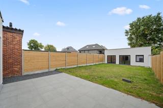 Geniet van de luxe om voor uw woning te parkeren, maar ook die van een polyvalent mooi gebouw achteraan de omheinde tuin, met wachtbuis naar...