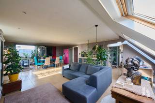 Ruim duplexappartement (125 m²) met een lichtrijke woonkamer, 2 slaapkamers en een ondergrondse berging en autostaanplaats nabij het centrum...