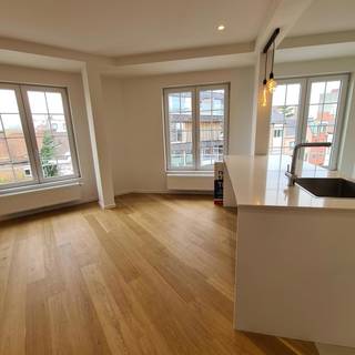 Instapklaar appartement gelegen in het centrum van Kortrijk, op wandelafstand van Station, Grote Markt, Casinoplein... Gelegen op de 3de verdieping van een residentieel gebouw. Bestaande uit hal, apart toilet, gezellige living met open en volledig geïnstalleerde keuken, badkamer met instapdouche, 2 slaapkamers en berging/wasplaats, kelder. Overal parketvloeren, tof gebouw !!!