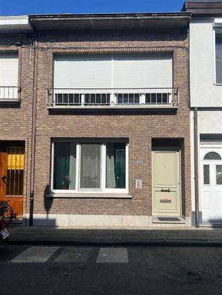 <p><span>RUPELSTRAAT 24, 2840 TERHAGEN</span></p><p><span>Instapklare starterwoning nabij het park!</span></p><p><span> </span></p><p><span>Deze rustig gelegen woning werd in 2019 volledig gerenoveerd.</span></p><p><span>De Rupelstraat is een rustige enkelrichtingsstraat die uitgeeft op het gemeentelijk park van Terhagen.</span></p><p><span> </span></p><p><span>Via Rumst bereik je eenvoudig de E19 en via Boom de A12. Aan verbindingswegen dus geen gebrek.</span></p><p><span> </span></p><p><span>De woning zelf omvat op het gelijkvloers: een inkomhal, leefruimte, keuken, berging en toilet.</span></p><p><span>Op Verd. +1: twee slaapkamers en een badkamer.</span></p><p><span> </span></p><p><span>De elektriciteit is </span><span>conform </span><span>tot 2039!</span></p><p><span> </span></p><p><span>Voor meer info of een bezoek: 03 888 44 01 of via <span>info@immodillen.be</span></span></p><p><span> </span></p>