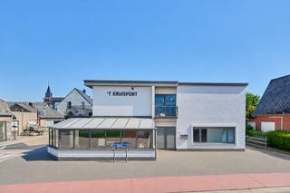 Polyvalent handelspand met ruim 3-slaapkamerappartement, groot terras en garagebox<br /><br />Dit polyvalente handelspand is momenteel ingericht als café, maar biedt tal van mogelijkheden voor verschillende commerciële activiteiten. Denk bijvoorbeeld aan een kapsalon, schoonheidssalon, restaurant, kantoorruimte of andere zelfstandige activiteit.<br /><br />Het pand is gelegen in het gehucht Grote-Heide, op slechts enkele kilometers van de Nederlandse grens. Jarenlang was deze locatie een vaste ontmoetingsplek voor de lokale gemeenschap en verschillende verenigingen.<br /><br />Het gebouw werd in 2017 volledig opgefrist en combineert een ruime handelsruimte met een comfortabel appartement op de verdieping.<br /><br />Indeling gelijkvloers<br /><br />- Caféruimte met prachtige houten toog, voorzien van tapinstallatie en koelkasten<br />- Bijkeuken met ruimte voor een koelcel<br />- Veranda<br />- Dames- en herentoiletten<br />- Vergaderzaal<br />- Kelder<br />- Trappenhal naar het appartement<br /><br />Indeling appartement<br /><br />- Ruime leefruimte met open keuken<br />- Badkamer met douche, toilet en lavabo<br />- Slaapkamer 1<br />- Slaapkamer 2<br />- Slaapkamer 3<br />- Apart toilet<br />- Berging 1<br />- Berging 2<br />- Nachthal<br />- Zeer ruim terras<br /><br />Buiten<br /><br />- Afsluitbare garagebox met kantelpoort<br /><br />Altijd al gedroomd van een eigen horecazaak, of bent u op zoek naar de ideale combinatie van wonen en werken? Dan biedt dit pand bijzonder veel mogelijkheden.<br />Neem gerust contact met ons op voor meer informatie of een bezichtiging. Wij helpen u graag verder.