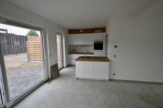 Nieuwbouwwoning in een nieuw woonproject met 3 slaapkamers !Inkom , apart toilet , woonkamer met open keuken , berging .Verdiep : Nachthal , 3...