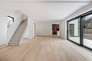 Deze ruime open bebouwing ligt vlakbij het centrum van Zandvliet, met winkels, scholen en openbaar vervoer in de directe omgeving. De...