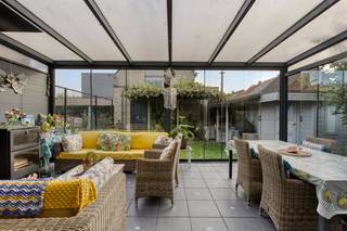 Ben je op zoek naar een woning met veel ruimte en een praktische indeling?<br />Deze charmante gezinswoning heeft alles in huis om comfortabel te wonen, met tal van slaapkamers en een gezellige veranda met zicht op de tuin.<br /><br />Bij het betreden van de woning kom je in de inkomhal met vestiaire en gastentoilet. De leefruimte is opgedeeld in twee zones: aan de westzijde bevindt zich een gezellige zithoek, terwijl je aan de oostzijde de prachtige keuken met kookeiland en eetruimte terugvindt. Aansluitend is er een praktische, ruime berging.<br />Vanuit de keuken heb je toegang tot de lichtrijke veranda, uitgerust met een sfeervolle houtkachel. Deze ruimte, ingericht met een eettafel en zithoek, biedt een prachtig uitzicht op de tuin en vormt de ideale plek voor gezellige momenten.<br /><br />De eerste verdieping telt <strong>drie slaapkamers</strong>, waarvan de master met walk-in dressing.<br />Verder vind je hier ook een wasplaats en een badkamer met ligbad, dubbel lavabomeubel en toilet.<br />Op de tweede verdieping bevinden zich nog eens <strong>twee slaapkamers</strong> én een aparte douchekamer, ideaal voor een groot gezin of wie extra ruimte zoekt voor een bureau of hobbykamer.<br />Nog een extra zolderruimte is aanwezig bereikbaar via uittrektrap. <br /><br />Als extra troef is er achter de woning een garage + autostaanplaats, die zowel parkeergelegenheid als extra opslag biedt.<br /><br />De woning is voorzien van CV op gas met vloerverwarming op het gelijkvloers en radiatoren op de verdiepingen.<br />Aluminium ramen met HR glas. <br />Bron bewoonbare oppervlakte : EPC - certificaat<br /><br /><br /><strong>Pluspunten:</strong>
<ul>
	<li>Maar liefst 5 slaapkamers</li>
	<li>Dressing en wasplaats aanwezig</li>
	<li>Badkamer én aparte douchekamer</li>
	<li>Veranda met zicht op de tuin</li>
	<li>Garage achteraan het perceel</li>
	<li>Ventilatie type D+</li>
</ul>
Een ideale woning voor gezinnen die op zoek zijn naar ruimte en comfort!<br />Contacteer ons vandaag nog voor een bezoek! 03/775.78.79<br />Ben je ook van plan jouw eigendom te verkopen? Maak een afspraak voor een gratis schatting, wij maken er samen een succesverhaal van.<br /> 