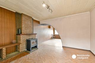 Deze rijwoning biedt een mooie opportuniteit voor wie op zoek is naar een renovatieproject met potentieel. De woning beschikt over een aangename leefruimte, een ruime keuken, badkamer en afzonderlijk toilet op het gelijkvloers. Op de verdieping bevinden zich twee volwaardige slaapkamers en daarnaast is er nog een zolderruimte aanwezig. Achteraan beschikt de woning over een tuin met twee praktische bergingen. Dankzij de bestaande indeling en de aanwezige ruimtes zijn er verschillende mogelijkheden om de woning opnieuw naar eigen smaak en behoeften in te richten.<br />EPC: 363 kWh/m² - UC: 3212791 ~ Vg, Wg, Gvkr, Gvv, Gmo ~ Ref. MI25117