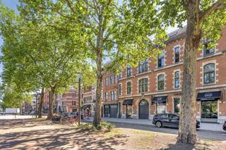 <p><strong>Commerciële Ruimte van ca. 105 m² op ’t Zuid.</strong></p>
<p><strong>Iconische gevel | Toplocatie | Hoge visibiliteit<br /></strong>Ontdek een uitzonderlijke commerciële ruimte in een prachtig gebouw in <strong>Neo-Vlaamse renaissancestijl</strong>, gelegen op een absolute <strong>AAA-locatie</strong> in het hart van ’t Zuid.</p>
<p><strong>De Ruimte</strong></p>
<ul>
<li><strong>105 m²</strong> polyvalente handelsruimte;</li>
<li>Twee open niveaus (gelijkvloers + sous-sol);</li>
<li>Centrale vide zorgt voor lichtinval en een open, architecturale beleving;</li>
<li>Elk niveau beschikt over een aparte berging.</li>
</ul>
<p><strong>Extra Mogelijkheden: </strong>Wil u groter gaan? Er zijn <strong>bijkomende oppervlaktes (105 m² tot 800 m²)</strong> beschikbaar, zodat u de volledige <strong>30 m brede gevel</strong> kunt benutten.</p>
<p><strong><br />Parkeren</strong></p>
<ul>
<li>Vlot parkeren dankzij publieke parkings <strong>Kooldok</strong>en <strong>Steendok</strong></li>
<li>Optionele <strong>privatieve autostaanplaats</strong>: €170/maand</li>
</ul>
<p><strong>Praktisch</strong></p>
<ul>
<li>Beschermd bouwkundig erfgoed</li>
<li>Maandelijkse kosten: €180 (beheer, gemeenschappelijke delen, provisie water)</li>
<li>Individuele aansluiting voor elektriciteit en gas</li>
</ul>
<p><strong>Ligging<br /></strong>Gelegen in het meest dynamische deel van ’t Zuid, omringd door cultuur, horeca, designzaken en uitstekende bereikbaarheid. <strong>Een perfecte plek voor galerie, conceptstore, atelier, kantoor of high-end retail.</strong></p>