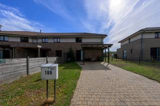 Gelegen op enkele minuten van het centrum van Evergem, bieden wij u in de "Patrijzenstraat 186" deze praktische gezinswoning aan. De woning is rustig doch centraal gelegen. Scholen, winkels, openbaar vervoer en verbindingswegen (N456 en R4) bevinden zich op enkele minuten. <br /><br />Op het gelijkvloers van de woning hebben we een inkomhal met toegang tot gastentoilet, een lichtrijke leefruimte met grote raampartijen naar de tuin, keuken, berging en bureauruimte/slaapkamer. Op het eerste verdiep bevinden zich 3 ruime slaapkamers, badkamer (met lavabomeubel, ligbad en douche) en toilet. <br /><br />Gunstig EPC label B, waardoor geen renovatieverplichting van toepassing is. <br /><br />Interesse om een bezoek te brengen aan deze gezinswoning? Bel ons via 0477/34.54.38 / 0472/98.16.29 of stuur gerust een mailtje naar immovercruysse.verkoop@gmail.com