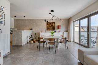 Dit comfortabele, energiezuinige appartement (86 m²) met twee slaapkamers bevindt zich op de tweede verdieping van een rustige residentie in de Gentse rand. De ligging is ideaal: op wandelafstand van het historisch centrum, natuurreservaat Bourgoyen en het Groenevalleipark. Buurtwinkels, openbaar vervoer en invalswegen (R4, E40) zijn vlakbij, met ruim voldoende parkeergelegenheid in de directe omgeving.Het appartement (bouwjaar 2010) is uitstekend onderhouden en perfect als starterswoning, investering of voor studerende kinderen.Indeling:Inkomhal en praktische berging (wasmachine/droogkast)Lichtrijke leefruimte met open keuken en eetplaats2 terrasjes met goede oriëntatie2 slaapkamersBadkamer met ligbad en dubbele lavabo; apart toiletGemeenschappelijke groenzone, overdekte fietsenstalling en afgesloten afvalruimteTroeven:EPC label A (66 kWh/m² jaar)Recent gebouw in zeer goede staatRustige ligging in een autoluwe straatVeel lichtinval en uitstekende bereikbaarheidBezoek &amp; Bieden:Schrijf je in voor het bezoekmoment op zaterdag 9 mei via dewaele.com. Dit betreft een instelprijs; de biedvoorwaarden en het uitbrengen van een bod verlopen eveneens via de website.De algemene voorwaarden van Dewaele DIY kunt u steeds raadplegen via dewaele.com.Bestuursmaatregelen in het maatregelenregister: nee