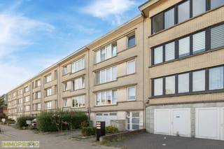 In een van de meest geliefde buurten van Deurne, vind je dit ruime appartement terug op de derde verdieping van een kleinschalig gebouw.<br /><br />Bij het betreden van het appartement kom je binnen in een ruime inkomhal die toegang geeft tot de verschillende vertrekken. Aan de linkerzijde bevindt zich een zeer lichtrijke en ruime woonkamer, met aansluitend een eerste slaapkamer – ideaal als kinderkamer, bureau of logeerkamer.<br /><br />Aan de rechterzijde van de hal tref je de grote masterbedroom aan, die verbonden is met een derde slaapkamer. Deze kan perfect dienst doen als dressing, hobbykamer of extra slaapruimte.<br /><br />De badkamer is uitgerust met een ligbad, lavabo met meubel en een toilet. Daarnaast is er een ruime opbergruimte in de inkomhal aanwezig.<br /><br />De aparte keuken werd recent voorzien van een nieuwe vloer en beschikt over veel kastruimte. Aansluitend aan de keuken bevindt zich een gezellig, overdekt terras – ideaal om van een kop koffie te genieten, ongeacht het weer.<br /><br />Tot slot beschikt het appartement over een ruime berging op de gelijkvloerse verdieping, wat zorgt voor extra opslagcomfort.<br /><br /><u><strong>Troeven:</strong></u><br />* Gelegen op toplocatie in Deurne, vlak bij het Boekenbergpark<br />* 3 volwaardige slaapkamers<br />* Lichtrijke leefruimte<br />* Overdekt terras<br />* Ruime berging<br />* Recent vernieuwde vloer in de keuken<br />* Kleinschalig gebouw met lage gemeenschappelijke kosten, deze bedragen 70,00 euro per maand als voorschot op de brandverzekering, de elektriciteit van de gemene delen en eventuele kleine onkosten in het gebouw. <br /><br />Dit appartement is perfect voor wie op zoek is naar ruimte, licht en een centrale ligging.<br /><br />Interesse? Contacteer ons voor een bezoek! Momenteel is het appartement verhuurd. 