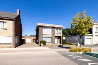 Open bebouwing in het centrum van Beerzel met 3 slpk + bureau, tuin en een magazijn van +/- 177<span>m² op een perceel van 965m². <br /></span><br />Indeling GLV: inkomhal; gastentoilet; gezellige en lichtrijke woonkamer; geïnstalleerde keuken; trap naar een droge kelder; aanpalende berging. <br /><br />1V: nachthal; bureau (kinderkamer); 3 slaapkamers; betegelde badkamer bevat toilet, lavabo en bad.<br /><br />Naastliggende oprit tot aan magazijn van +/- 177<span>m² met automatische poort, hoog plafond, wasplaats en douche; overdekt terras aan de woning met zonneluifel; gezellige tuin met grasperk achteraan. <br /><br />Algemeen: <br />- Plat dak +/- 10 jaar geleden vernieuwd <br />- Alarm + videofonie <br />- Regenwatervoorziening van 5.000 liter <br />- Renovatieverplichting <br /><br />Bekijk zeker de 360° rondgang via onze website (+ mogelijkheid tot opmeten en ontmeubelen).<br />Alle attesten zijn beschikbaar onderaan op onze website. <br />Voor meer info of een bezoek: 0472 22 22 44 of thanee@solittvastgoed.be.<br /></span>