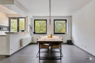 Instapklaar appartement van 91 m² met twee slaapkamers te Kontich! Via de inkomhal kom je binnen in de lichtrijke leefruimte met stenen vloer. Aansluitend bevindt zich de open, volledig geïnstalleerde keuken die is uitgerust met een koelkast, vriezer, kookvuur, dampkap, vaatwasser en tal van ingemaakte kasten. Vanuit de keuken heb je toegang tot het eerste terras, gelegen aan de voorzijde van het gebouw. Via de nachthal bereik je het apart gastentoilet, een ruime berging/wasruimte en de badkamer, die is voorzien van een ligbad met douchefunctie, lavabomeubel en handdoekdroger. De twee ruime slaapkamers geven beiden uit op het tweede, grote terras aan de achterzijde. Tot slot is er nog een ondergrondse autostaanplaats en kelderberging verplicht mee aan te kopen aan € 30.000,00 (exclusief vraagprijs). <br /><br />Extra: <br />- EPC-klasse B (-&gt; GEEN renovatieverplichting!) + AREI = conform<br />- €102/maand gemeenschappelijke kosten <br />- Niet gelegen in mogelijks of overstromingsgevoelig gebied, niet gelegen in afgebakend overstromingsgebied of afgebakende oeverzone, niet gelegen in risicozone overstromingen (P-score A, G-score A).<br /><br />Centraal gelegen met winkels, scholen, parkeermogelijkheden en ontspanning op wandelafstand. Voor meer info ga naar www.coenenvastgoed.be of bel 03/375.82.92