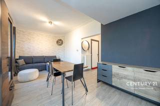 <p><span>Ontdek dit aangename en instapklare gelijkvloerse appartement met één slaapkamer, ideaal voor wie comfortabel wil wonen en graag geniet van een groene omgeving. Dankzij de rechtstreekse toegang tot de grote gemeenschappelijke tuin vormt dit appartement een interessante opportuniteit voor starters, alleenstaanden, koppels of investeerders.</span></p>
<p><span>Een absolute troef is de </span><strong><span>directe toegang tot de ruime gemeenschappelijke tuin</span></strong><span>. Hier kunt u genieten van zonnige dagen, ontspannen in het groen of rustig een boek lezen. De tuin biedt een aangename buitenruimte en zorgt voor een extra gevoel van openheid, wat dit gelijkvloerse appartement bijzonder aantrekkelijk maakt.</span></p>
<p><span>Het appartement beschikt over één slaapkamer en biedt een praktische woonoplossing voor wie op zoek is naar een comfortabele en overzichtelijke woonst. Bovendien is het appartement </span><strong><span>instapklaar</span></strong><span>, zodat u er zonder grote renovatiewerken uw intrek kunt nemen. Ook op technisch vlak is er een belangrijk voordeel: </span><strong><span>de elektrische installatie is conform</span></strong><span>.</span></p>
<p><span>Daarnaast beschikt het appartement over </span><strong><span>twee grote kelders</span></strong><span>, ideaal voor het opbergen van fietsen, seizoensspullen, materiaal of andere persoonlijke bezittingen. Deze extra bergruimte vormt een mooie meerwaarde en zorgt voor nog meer praktisch wooncomfort.</span></p>
<p><span>Dankzij de gelijkvloerse ligging geniet u van een vlotte toegankelijkheid. De combinatie van een praktische indeling, een instapklare afwerking, twee ruime kelders en de rechtstreekse toegang tot de gemeenschappelijke tuin maakt dit appartement bijzonder aantrekkelijk.</span></p>
<p><span>Of u nu op zoek bent naar uw eerste eigen woning, een comfortabele woonst of een interessante investering, dit appartement biedt tal van troeven.</span></p>
<p><strong><span>Een instapklaar gelijkvloers appartement met één slaapkamer, conforme elektriciteit, twee grote kelders en toegang tot een ruime gemeenschappelijke tuin. Zeker een bezoek waard!</span></strong></p>