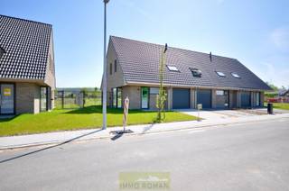 Deze ruime woning beschikt op het gelijkvloers over een inkomhall, toilet, ruime leefruimte met open geïnstalleerde keuken, wasplaats en garage.Op de...