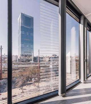 Beautiful office space for rent ideally located in front of the South station. Numerous shops, restaurants, hotels and parking nearby.<br />Easily accessible by train and public transport.<br />Surface: 887 sqm.<br />Indoor parking available: 1.800 €/space/year