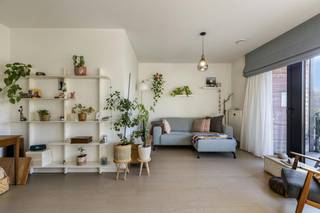 Dit aangename appartement met één slaapkamer is gelegen op het gelijkvloers van het gebouw 'Vive Verde'. De absolute troef van dit appartement is het ruime terras dat naadloos overgaat in een bijzonder aangename stadstuin met zuidelijke oriëntatie, waar u optimaal kunt genieten van de zon.<br /><br />Indeling van het appartement:<br />- lichtrijke woonkamer met open keuken en grote raampartijen die zorgen voor een aangename lichtinval<br />- volledig uitgeruste keuken met ingebouwde koelkast en diepvries, oven, vaatwasmachine, kookplaat en dampkap<br />- ruime slaapkamer van 13,5m² met aansluitende badkamer, uitgerust met een enkele wastafel en douche<br />- vanuit de slaapkamer heeft u zicht op de privatieve, volledig omheinde voortuin<br />- apart toilet<br />- berging met aansluiting voor een wasmachine en ventilatie D<br />- privatieve kelder (K21) op -1<br /><br />Het appartement beschikt over een EPC-label B, waardoor het reeds voldoet aan de Brusselse energetische normen voor 2045. Daarnaast kunt u genieten van de gemeenschappelijke tuin met vijver, die bijdraagt aan het groene en rustige karakter van het gebouw.<br /><br />Dankzij de gunstige ligging, met metro- en tramhaltes op wandelafstand, geniet u bovendien van een vlotte verbinding naar het centrum van Brussel.<br /><br />Wenst u dit appartement te bezoeken? Vraag uw bezoek aan via www.dewaele.com of neem rechtstreeks contact op met Danielle Kaluza via 0491 27 21 88.