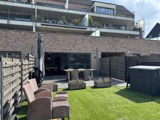 Goed onderhouden appartement met 1 slaapkamer en terras met tuin en aangename look & feel. Gelegen op het gelijkvloers van een kleinschalig appartementsgebouw. Ideaal appartement voor jonge koppels of alleenstaanden. Ondergrondse garagebox inbegrepen.<br /><br />INDELING: Gemeenschappelijke inkomhal - Inkomhal met gastentoilet - Mooie leefruimte met open keuken op grijze tegelvloer. De keuken is voorzien van een inductievuur, dampkap, oven, microgolf, vaatwasser, dubbele spoelbak en frigo. Vanuit de leefruimte rechtstreeks toegang tot het terras met tuin. Verder is er 1 slaapkamer op laminaat, een badkamer met inloopdouche en lavabomeubel en een ingebouwde kast met wasruimte.<br /><br />BIJZONDERHEDEN: Gebouw van 2015- provisie maandelijkse kosten: 65€ (inclusief lift, onderhoud gebouw, blokpolis, beheer) - meubels kunnen overgenomen worden - Nutsvoorzieningen op private meter - 1 jarig huurcontract type stilzwijgend verlengbaar- 3 maanden huurwaarborg Korfine - EPC B<br /><br />Interesse in dit appartement? Neem contact op via info@yvesvanpelt.be of 03 361 51 51.