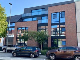 <strong>Dit appartement is beschikbaar vanaf 1 oktober 2026! <br />Parkeerplaats mee te huren aan € 85,00 / maand (verplicht bij te huren!)<br />Vaste kosten: € 85,00 / maand</strong><br /><br />Ontdek dit stijlvolle 2-slaapkamerappartement op een uitstekende locatie, tussen de Kleine en Grote Ring. Dankzij de vlotte verbinding met de E313 en de ligging op wandelafstand van het stadscentrum, scholen en winkels geniet je hier van een ideale combinatie van comfort, bereikbaarheid en woonkwaliteit.<br /><br />De moderne, volledig uitgeruste keuken beschikt over alle nodige toestellen en vormt een aangename plek om te koken en samen te genieten.<br /><br />Ook op vlak van comfort scoort dit appartement uitstekend. Vloerverwarming zorgt voor een aangename temperatuur in elke ruimte, terwijl het ventilatiesysteem D bijdraagt aan een gezond en energiezuinig binnenklimaat.<br /><br />Je maakt deel uit van een kleinschalige residentie met slechts acht appartementen, wat garant staat voor een rustige en aangename woonomgeving. In de gemeenschappelijke fietsenberging zijn twee oplaadpunten voor e-bikes aanwezig, en een private, afgesloten kelderberging biedt extra opslagruimte.<br /><br />Kortom, een instapklaar en comfortabel appartement met een uitstekende ligging en alle troeven voor zorgeloos wonen.<br /><br /><br /><strong>Word jij de bewoner van dit prachtig appartement? Surf naar www.vdv-vanderveken.be, kies bij “TE HUUR” voor dit pand en vul de kandidatenfiche in (klik in het gouden balkje op “Ik wil dit pand graag huren!”). Wij contacteren je voor een afspraak! </strong>