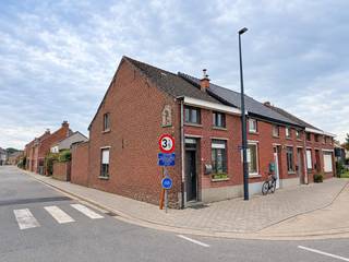 Deze gunstig gelegen en gezellige halfopen woning in Tildonk is een ideale opportuniteit voor starters, jonge gezinnen of kopers die op zoek zijn naar een betaalbare woning met potentieel. Op het gelijkvloers beschikt de woning over een aangename woonkamer, een eetkamer en een open keuken. Verder bevindt zich op de gelijkvloerse verdieping een badkamer met wastafel, toilet en bad.  Klein terrasje aan achterzijde.<br />Op de eerste verdieping zijn er twee slaapkamers. Via een vaste trap bereikt u de zolderverdieping, die bovendien extra mogelijkheden biedt naar opslag of hobbyruimte.<br />De woning kan hier en daar wat opfriswerk gebruiken, maar vormt dankzij haar gezellige karakter en praktische indeling een uitstekende basis om er met beperkte ingrepen een fijne thuis van te maken. Een tof pandje voor wie betaalbaar wil wonen.