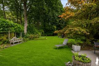 <p><strong>Ruime gezinswoning met 4 slaapkamers, 2 badkamers en zonnige tuin op toplocatie in Heide</strong></p>
<p>Deze verzorgde gezinswoning is gelegen in een rustige, residentiële wijk op een toplocatie in het centrum van Heide. Dankzij de <strong>slaapkamer en badkamer op het gelijkvloers</strong> is deze woning niet alleen ideaal voor gezinnen, maar ook perfect geschikt voor wie comfortabel <strong>gelijkvloers wil wonen</strong>. Met vier slaapkamers, twee badkamers, een ruime leefruimte met inbouwhaard, een volledig aangelegde tuin en een inpandige garage combineert deze woning ruimte, comfort en flexibiliteit. Bovendien werd de woning doorheen de jaren uitstekend onderhouden en voorzien van diverse energetische verbeteringen.</p>
<p><strong>Gelijkvloerse verdieping<br /></strong>- <strong>Inkomhal</strong> met arduinen trap en apart gastentoilet met handenwasser<br />- <strong>Ruime leefruimte</strong> met inbouwhaard op hout en veel natuurlijke lichtinval<br />- <strong>Open keuken</strong> met oven, kookplaat, dampkap en koelkast alle van Bosch en aansluitende eetruimte<br />-<strong> Praktische berging</strong> met aansluiting voor wasmachine en droogkast en rechtstreekse toegang naar buiten<br />- <strong>Eerste slaapkamer</strong>, ideaal als bureau, hobbyruimte of gelijkvloers slapen<br />- <strong>Badkamer</strong> voorzien van ligbad, douche en lavabo<br />- <strong>Inpandige garage</strong> met extra bergruimte</p>
<p><strong>Eerste verdieping<br /></strong>- <strong>Nachthal<br /></strong>- <strong>Drie volwaardige slaapkamers<br /></strong>- <strong>Tweede badkamer<br /></strong>- <strong>Extra berging</strong>, ideaal als stockageruimte</p>
<p><strong>Tuin en buitenruimte<br /></strong>- <strong>Volledig aangelegde en omheinde tuin<br /></strong>- <strong>Ruim terras<br /></strong>- <strong>Tuinberging<br /></strong>- <strong>Overdekte houtopslag</strong> met plaats voor fietsen<br />- <strong>Zijpoortje</strong> met toegang tot de tuin<br />-<strong> Buitenkraan</strong> en <strong>buitenstopcontact<br /></strong>- <strong>Oprit</strong> met parkeermogelijkheid</p>
<p><strong>Bijzonderheden<br /></strong>- <strong>Rustige, residentiële ligging</strong> in een gegeerde woonwijk<br />-<strong> Op wandelafstand van het centrum van Heide<br /></strong>- <strong>Vier volwaardige slaapkamers<br /></strong>- <strong>Twee badkamers</strong>, waarvan één op het gelijkvloers<br />- <strong>Volledig aangelegde en omheinde tuin<br /></strong>- <strong>Inpandige garage</strong> en praktische tuinberging<br />- <strong>Inbouwhaard</strong> voor extra sfeer<br />- <strong>Zonnepanelen<br /></strong>- <strong>Recent vernieuwde verwarmingsketel<br /></strong>-<strong> Deels vernieuwd en geïsoleerd dak + 4 nieuwe veluxen<br /></strong>- <strong>PVC-ramen</strong> met dubbele beglazing en draai-kiepsysteem<br />- <strong>Keramische tegelvloer</strong> doorheen de woning</p>
<p><strong>Ligging<br /></strong>Gelegen in een <strong>rustige en residentiële woonwijk</strong> op een gegeerde locatie in het centrum van Heide. Winkels, scholen, horeca, openbaar vervoer en het station bevinden zich op wandel- en fietsafstand. Dankzij de vlotte verbinding met de belangrijkste invalswegen en de nabijheid van de Nederlandse grens geniet deze woning van een uitstekende bereikbaarheid.</p>
<p><strong>Een ruime en uitstekend onderhouden gezinswoning met vier slaapkamers, twee badkamers en een volledig aangelegde tuin op een van de meest gegeerde locaties van Heide. De ideale thuis voor wie ruimte, comfort en een topligging wil combineren.</strong></p>
<p></p>