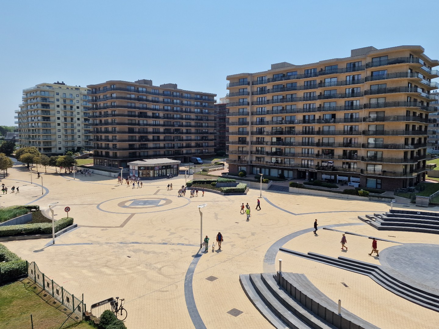 HOEKAPPARTEMENT (98 m2) MET ZIJDELINGS ZEEZICHT + DRIE SLAAPKAMERS MET ZONNETERRAS GELEGEN OP DE PRACHTIGE LEOPOLD I ESPLANADE TE DE PANNE - foto 4