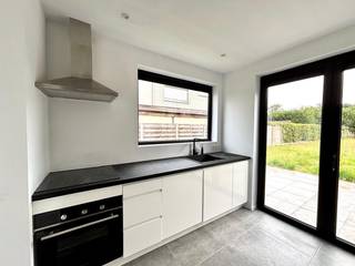 Deze charmante woning combineert hedendaags comfort met een ruime buitenomgeving en is ideaal voor wie op zoek is naar een gezellige huurwoning.Bij...