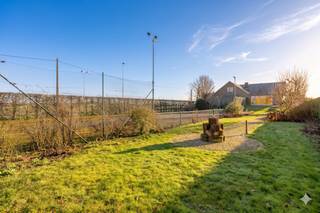 Bent u op zoek naar ruimte, rust en mogelijkheden? In de Delaeystraat, de verbindingsweg tussen Kortemark en het gehucht Sint Jozef De Geite in Hooglede, bevindt zich deze zeer ruime alleenstaande villa op een perceel van maar liefst 2.015 m².Met een bewoonbare oppervlakte van 456 m² (volgens EPC) biedt deze eigendom bijzonder veel potentieel. De solide basis en royale volumes vormen het ideale vertrekpunt voor wie een woning naar eigen smaak wil opfrissen en moderniseren. Door de indeling is dit huis te koop bovendien ook geschikt voor wie zelfstandig is of regelmatig van thuis uit werkt.Indeling van dit huis te koop in Hooglede:Gelijkvloers:inkomhal | bureau of praktijkruimte | ruime en lichtrijke woonkamer | keuken met aansluitende keukenberging en wasplaats | leefveranda met grote raampartijen en mooi zicht op de zongerichte tuin | nachthal met ingemaakte kasten | drie slaapkamers | badkamer met lavabo in meubel en inloopdouche | apart toilet Verdieping:2 slaapkamers | douchekamer met lavabo, toilet en douche | ruime overloop | geïsoleerde zolderruimte (mogelijkheid om verder in te richten in kamers, thuiswerkplek of hobbyruimte). Kelder en garage:vanuit de wasplaats is er toegang tot de kelderverdieping. Hier bevindt zich een grote inpandige garage met plaats voor meerdere wagens, fietsen, opslag of hobbyactiviteiten. Daarnaast is er deels kruipkelder, wat extra flexibiliteit biedt bij verbouwingen of toekomstige aanpassingen.Buitenruimte:de woning is omgeven door een grote tuin die zorgt voor rust en privacy. Het perceel van 2.015 m² biedt tal van mogelijkheden voor tuinliefhebbers en gezinnen die graag buiten vertoeven.Deze op te frissen villa in Hooglede is een unieke kans voor wie op zoek is naar veel ruimte op een rustige ligging met een vlotte verbinding tussen Kortemark en Sint Jozef De Geite. Met enkele gerichte renovaties maakt u van deze eigendom een prachtige hedendaagse villa met karakter en comfort.Aan ruimte alvast geen gebrek. Neem gerust contact op voor meer informatie of een bezoek ter plaatse. De AI-visualisaties zijn bedoeld als inspiratie. Er werd geen rekening gehouden met technische specificaties, stedenbouwkundige voorschriften of de concrete mogelijkheden tot realisatie.