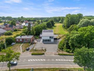 Welkom op de Luikersteenweg 693, waar wonen en werken op harmonieuze wijze samenkomen. Deze open bebouwing, opgetrokken in 2014, combineert...