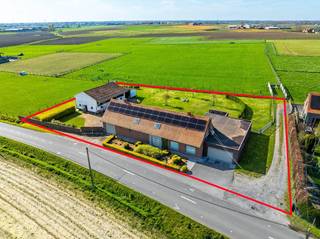 Met smaak gerenoveerde landelijke woning te koop op 3.000m² te Passendale. Het eigendom beschikt over een bijgebouw van ca. 150 m² en werd grondig gerenoveerd in 2005. In 2014 werd de woning uitgebreid met een nieuwe dubbele garage en lichtrijke aanbouw/veranda.Het eigendom bestaat uit: Gelijkvloers: Inkomhal met apart toilet - Ruime woonkamer met kwalitatieve open keuken voorzien van oven, microgolfoven, stoomoven, vaatwasmachine, keramische kookplaat, dubbele spoelbak met Quooker kraan en meer - Kwalitatieve veranda/uitbouw - Berging met toegang tot de dubbele garage voorzien van laadpaal - Tuinberging met overdekt terras - Bureau - Technische ruimte - Traphal met toegang tot badkamer en douchekamer - Extra garage. Verdiep +1: Badkamer voorzien van lavabo, bad en toilet - Aanpalende berging - 4 ruime slaapkamers.Buiten: Onderhoudsvriendelijke tuin met mooie leefterrassen, magnifieke verzichten en Husqvarna maairobot. LOODS: Een loods van >150m². Voor de mogelijkheden met deze loods/bijgebouw, neem contact op met Maxime op 0493 25 32 64 of via maxime.delbaere@dewaele.com ALGEMEEN: - Landelijke woning op 3.000m² - Grote bewoonbare oppervlakte van maar liefst 483m² - Gerenoveerd en uitgebouwd in 2005 en 2014!- Vloerverwarming en centrale verwarming op mazout! - Airco/Warmtepomp in leefruimte en Master Bedroom. - Geen renovatieplicht! - Loods van >150m² - Mooie vergezichten, perfecte oriëntatie! - Laadpaal voorzien voor elektrische voertuigenDeze AI-visualisatie is bedoeld als inspiratie. Er werd geen rekening gehouden met technische specificaties, stedenbouwkundige voorschriften of de concrete mogelijkheden tot realisatie.De eigendom wordt aangeboden via de Pre-sale formule. Van 02/05/2026 om 14:00 tot 09/05/2026 om 12:00 kan u de woning op afspraak komen bezichtigen en een bod uitbrengen. De vermelde prijs is een instelprijs. Voor meer info, gelieve contact op te nemen met de dossierverantwoordelijke.Bestuursmaatregelen in het maatregelenregister: nee