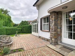 <p>Deze unieke villa met 4 slaapkamers te huur in Tienen ligt in een rustige doodlopende straat en biedt een aangename combinatie van privacy, ruimte en bereikbaarheid. Je woont hier in een rustige buurt, terwijl je toch vlot toegang hebt tot de voorzieningen en verbindingswegen van Tienen.</p><p>Bij het binnenkomen valt meteen de karaktervolle inkomhal op, met als blikvanger de prachtige trap die de verschillende verdiepingen met elkaar verbindt. Aan de linkerzijde bevindt zich een aparte bureauruimte, ideaal als thuiswerkplek of als praktische extra ruimte. Verder in de inkomhal zijn een vestiaire en een gastentoilet voorzien.</p><p>De ruime leefruimte vormt het hart van de woning. Dankzij de grote ramen geniet je hier van veel natuurlijke lichtinval en een aangenaam zicht. De woonkamer sluit rechtstreeks aan op de keuken. Vanuit de keuken kijk je uit over de tuin en het achterliggende groen, waardoor ook hier een bijzonder open en rustig gevoel ontstaat.</p><p>Aansluitend op de keuken bevindt zich de veranda. Deze ruimte vormt een aangename overgang tussen de woning en de tuin en kan doorheen het jaar gebruikt worden. Of je er nu rustig wilt zitten met zicht op de tuin of een extra leefruimte zoekt, de veranda biedt verschillende mogelijkheden.</p><p>Op de eerste verdieping bevinden zich drie ruime slaapkamers. Twee slaapkamers beschikken over een ingebouwde dressingkast, wat zorgt voor extra praktische bergruimte. De ruime badkamer biedt eveneens voldoende opbergruimte en beschikt over de nodige ruimte voor dagelijks comfort.</p><p>De tweede verdieping biedt nog meer mogelijkheden. Hier bevindt zich een grote polyvalente ruimte die naar eigen behoefte kan worden ingericht als hobbyruimte, speelruimte, werkplek of extra leefruimte. Daarnaast is er op deze verdieping nog een vierde slaapkamer aanwezig.</p><p>Ook praktisch heeft deze villa heel wat te bieden. De volledige woning is onderkelderd, waardoor er veel bijkomende bergruimte beschikbaar is. Daarnaast beschikt de woning over een grote garage. Voor de woning is eveneens parkeergelegenheid voorzien.</p><p>Buiten geniet je van verschillende terrassen rondom de woning. Achteraan bevindt zich een grote onderhoudsvriendelijke tuin met zicht op het omliggende groen. De verschillende buitenruimtes zorgen ervoor dat je op verschillende momenten van de dag een aangename plek buiten kunt vinden.</p><p>De villa is gelegen in een rustige doodlopende straat in Tienen, maar toch dichtbij de dagelijkse voorzieningen. Winkels, scholen, openbaar vervoer en belangrijke verbindingswegen zijn vanuit de woning vlot bereikbaar. Daarmee vormt deze woning een interessante combinatie van rustig wonen en een praktische ligging.</p><p>Ben je op zoek naar een ruime villa met 4 slaapkamers, een garage, verschillende terrassen en een grote tuin in Tienen, dan biedt deze woning heel wat mogelijkheden. </p><p> </p><p>Nieuwsgierig geworden naar deze woning? Neem contact op via charlotte.geyskens@living-stone.be of www.living-stone.be en plan snel een bezoek in!</p>