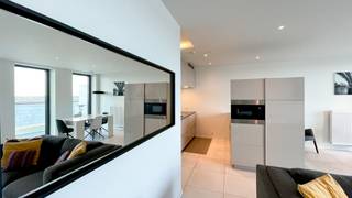 Dit modern gemeubeld appartement van ca 85 m² bevindt zich in een prachtige residentie op het Nieuw Zuid. Gelegen naast het Antwerpse Zuid, om de hoek van het Zuidpark en pal aan de oevers van de Schelde, met spectaculaire uitzichten tot gevolg.<br />Een vlotte bereikbaarheid is gegarandeerd door de nabijheid van enkele grote invalswegen.<br /><br />De leefruimte met open keuken geniet van een adembenemend Scheldezicht dankzij de grote en kamerhoge raampartijen aan de voorzijde.<br />De keuken is voorzien van alle nodige inbouwtoestellen: koelkast, inductiekookvuur, combi-oven en vaatwasser. <br />Op een eerste terras aan de voorzijde met prachtig zicht kan u alvast helemaal tot rust komen.<br /><br />De slaapkamer is gelegen aan de rustige achterzijde van het appartement en is aangenaam ruim. De ingebouwde kastenwand voorziet in voldoende opbergruimte. Een tweede kamer kan ideaal dienst doen als dressing of bureauruimte.<br />De naastgelegen badkamer is uitgerust met inloop regendouche en lavabo. Apart gastentoilet.<br />Een praktische berging met wasmachine vervolledigt het plaatje. <br /><br />Een gemeenschappelijke fietsenstalling werd voorzien.<br /><br />Gemeenschappelijke lasten: 95 Euro per maand.<br />Alle nutsvoorzieningen (Warmtenet Nieuw Zuid, elektriciteit en water) zijn privé op te nemen door de huurder.<br /><br />Beschikbaar vanaf 1 april 2026.