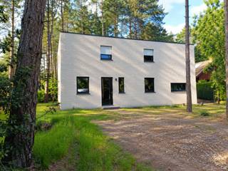 Prachtige instapklare, energiezuinige nieuwbouwwoning (2025) EPC: A - VERKOOP ONDER REGISTRATIE (Geen BTW!)<br />In een rustige groene omgeving met alle hedendaagse voorzieningen, op een perceel van 1066m2.<br />Gelegen tussen Gooreind en Wuustwezel.<br />GELIJKVLOERS: inkomhal met gastentoilet. Berging met zij-ingang. Lichte woonkamer met aansluitend open keuken. Bureau/ hobby ruimte. Badkamer.<br />VERDIEPING: 4 slpk, ruime badkamer, Praktische technische ruimte.<br />Kenmerken:<br />Warmtepomp<br />Zonnepanelen<br />Vloerverwarming, zowel boven als beneden.<br />2 regenwaterputten 7500l 5000l waarop 3 toiletten, wasmachine en buitenkranen zijn aangesloten.<br />Kruipruimte<br />Verkoop onder registratie<br />De woning vraagt nog enkele esthetische afwerkingen o.a. de in beton gegoten trap nog te bekleden naar eigen smaak.<br />Bezichtigen na afspraak: