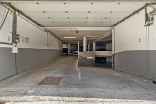 Op een toplocatie in het centrum van Mechelen vlakbij het station bevindt zich deze ruime staanplaats in residentie Capri op de -1 verdieping. Er is een senctionale toegangspoort met afstandsbedieng voorzien om deze staanplaats te kunnen betreden. Grijp nu uw kans!<br /><br /> Contacteer ons voor meer informatie op 0473/38.29.40.
