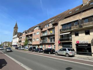 Prachtig appartement in het centrum van Oostrozebeke. Inkomhal met afzonderlijk gastentoilet, ruime living met uitzicht op een mooi terras. Terras...