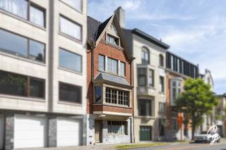 <p>TE KOOP - GENT<br /><br />Voor meer informatie of om een afspraak te maken, contacteer Bruno via 0495 12 20 64.</p>
<p>Dit karaktervolle herenhuis uit 1934 werd ontworpen door architect Charles Hoge. Het pand ligt in de Tentoonstellingslaan 51, vlak bij het Muinkpark, en combineert historische allure met recente energetische ingrepen.</p>
<p>Met deze ligging, in de nabijheid van belangrijke uitvalswegen en met openbaar vervoer voor de deur, treft u de ideale combinatie van wooncomfort en bereikbaarheid. Winkels, gezellige restaurants en het historische stadscentrum liggen op wandelafstand.</p>
<p>Op het gelijkvloers vindt u een functionele keuken met veel bergruimte, een ruime eetplaats, een toilet, inbouwkasten en een buitenruimte. De bel-etage biedt een lichtrijke leefruimte met visgraatparket en een slaapkamer met badkamer, voorzien van douche en ligbad. Op de tweede verdieping liggen twee grote slaapkamers en een badkamer, eventueel te gebruiken als wasplaats. De derde verdieping telt twee slaapkamers en toegang tot de kruipzolder. De woning is volledig onderkelderd. Recent werden de ramen en de voordeur vernieuwd, de achtergevel volledig geïsoleerd en de verwarming vervangen. Het pand is asbestveilig en de elektriciteit is conform.</p>
<p>Een unieke kans: karakter, ruimte en comfort in een architecturaal sterk herenhuis aan het Muinkpark.<br /><br />Alle beschikbare documenten kunt u terugvinden op onze website.</p>
