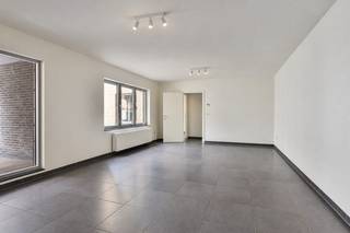 <p>Ruim appartement van 107 m² in een rustige straat in het centrum van Mechelen.</p>

<p> </p>

<p>Dit appartement combineert comfortabel wonen met een centrale ligging in Mechelen, vlak bij winkels, scholen en openbaar vervoer. Dankzij de rustige straat geniet u hier van aangenaam wooncomfort midden in de stad. Met een bewoonbare oppervlakte van 107 m² biedt het appartement een praktische indeling en veel leefruimte. De twee terrassen van telkens 15 m² zorgen bovendien voor extra buitenruimte om te ontspannen. Een ideale opportuniteit voor wie ruim en centraal wil wonen in Mechelen.</p>

<p> </p>

<p>Belangrijkste ruimtes:<br />• Ruime woonkamer met aangename lichtinval<br />• Open keuken uitgerust met elektrische kookplaat, koelkast, microgolfoven, vaatwasser, dampkap en enkele spoelbak<br />• 2 volwaardige slaapkamers<br />• Badkamer met douche en dubbele wastafel in meubel<br />• Apart toilet met handenwasser<br />• Berging met aansluiting voor wasmachine en droogkast, technische ruimte, verwarmingsketel en ventilatiesysteem<br />• 2 terrassen van telkens 15 m²</p>

<p> </p>

<p>Mogelijkheid tot aankopen van:<br />• Parkeerplaats binnen voor €35.000<br />• Parkeerplaats buiten voor €30.000</p>

<p> </p>

<p>Troeven:<br />• Rustige straat in het centrum van Mechelen<br />• Ruim appartement van 107 m²<br />• Twee ruime terrassen van telkens 15 m²</p>