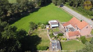 Deze prachtige woning, gebouwd in 1954, op een royaal perceel van 6328m² heeft een zeer gunstige ligging. Gelegen in Meerhout waar veel groen...