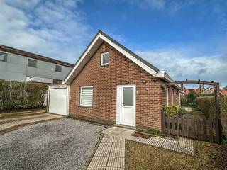 Alleenstaande vakantiewoning met garage en parking voor de deur nabij de uitgestrekte duinen en op wandelafstand van zee. Indeling: inkom, gezellige woonkamer, ingerichte keuken, 3 slaapkamers (waarvan 1 slaapkamer en de badkamer op het gelijkvloers), wasplaats, hobbyruimte, garage en 2 zonneterrassen.